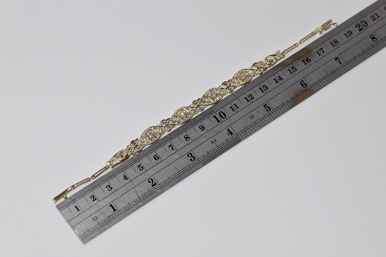 Vintage Circa 1980er Jahre 18k Gold Natürliches Diamant-Tennisarmband mit Dekoration im Angebot 10