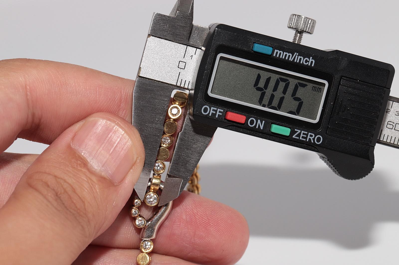 Bracciale da tennis decorato con diamanti naturali in oro 18 ct. d'epoca CIRCA 1980 in vendita 10