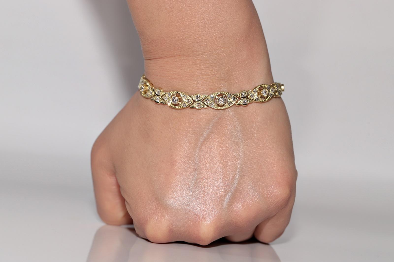 Vintage Circa 1980er Jahre 18k Gold Natürliches Diamant-Tennisarmband mit Dekoration im Angebot 12