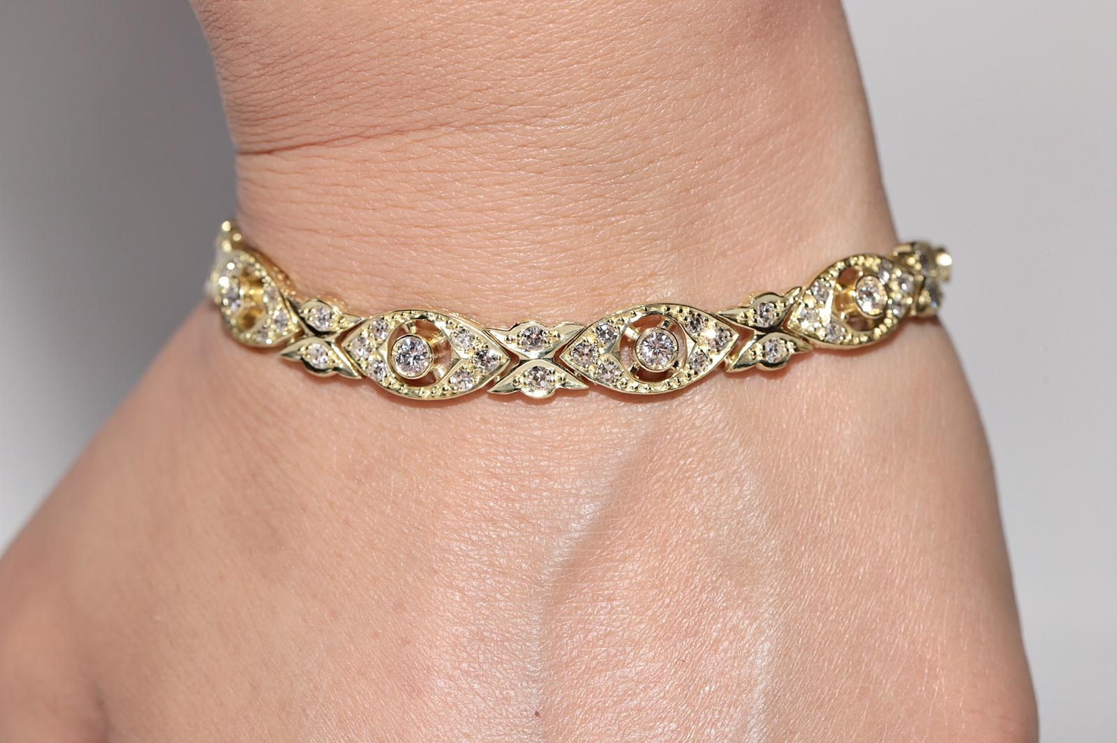 Vintage Circa 1980er Jahre 18k Gold Natürliches Diamant-Tennisarmband mit Dekoration im Angebot 13