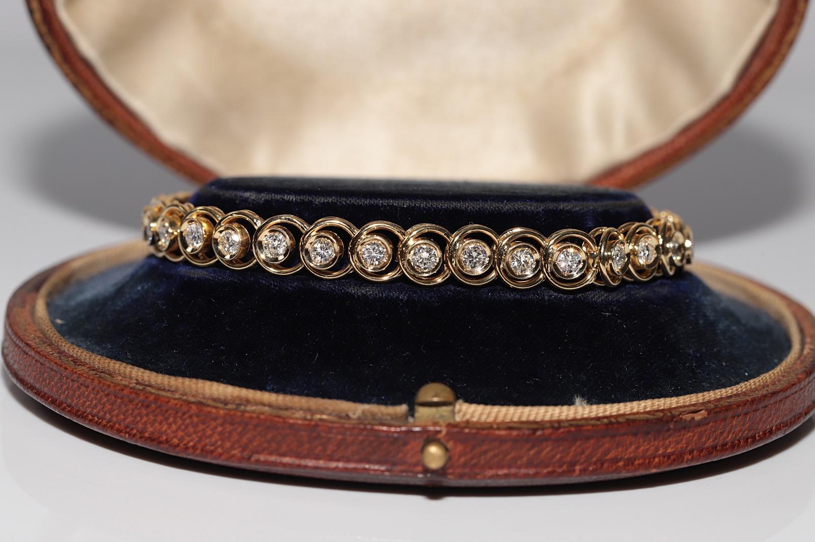 In ottime condizioni.
Il peso totale è di 24 grammi.
Il diamante è di circa 3 carati.
Il diamante ha colore G-H e purezza vs-vvs.
La lunghezza totale del bracciale è di 18.5 cm.
La scatola non è inclusa.
Per qualsiasi domanda, contattaci.