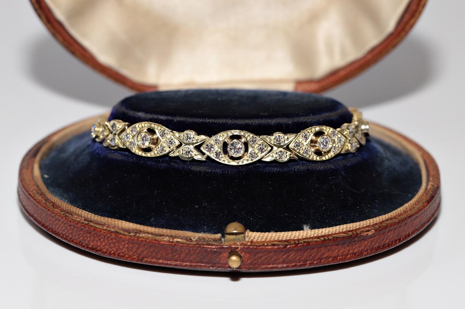 In sehr gutem Zustand.
Das Gesamtgewicht beträgt 18,9 Gramm.
Insgesamt ist der Diamant 2,15 ct.
Der Diamant hat F-G Farbe und vvs-vs Klarheit.
Die Gesamtlänge der Kette beträgt 18.5 cm.
Die Schachtel ist nicht enthalten.
Bitte kontaktieren Sie uns