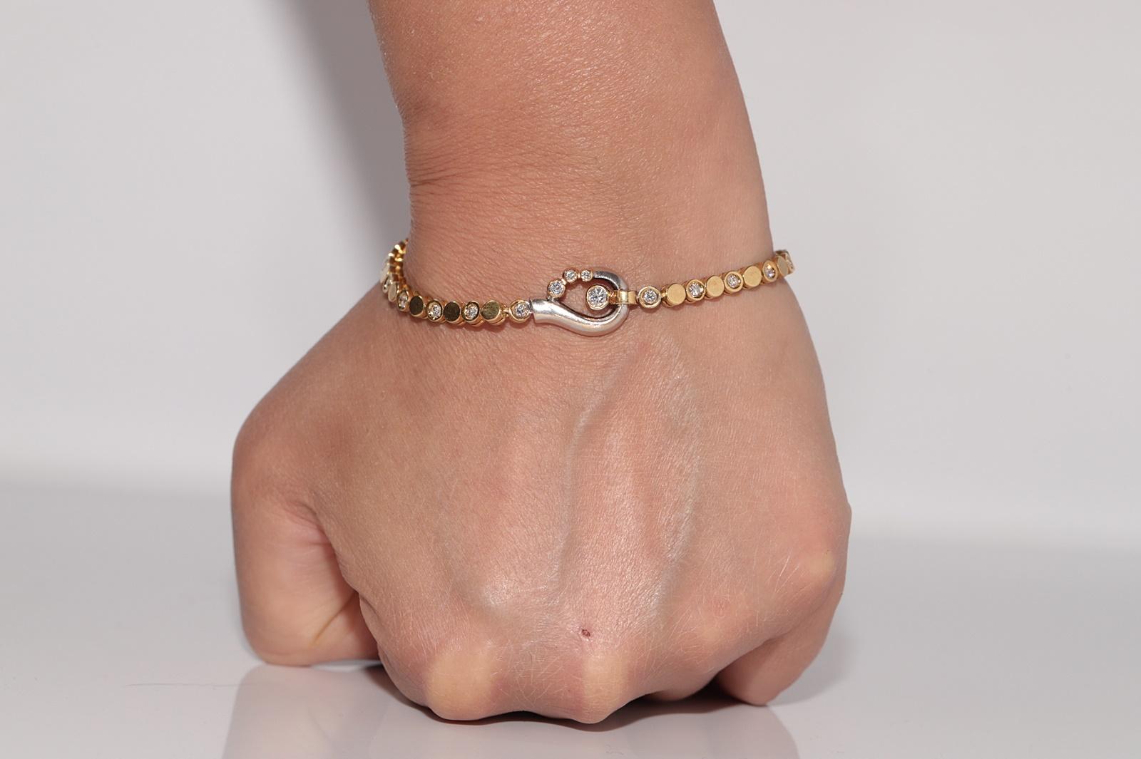 In sehr gutem Zustand.
Das Gesamtgewicht beträgt 16 Gramm.
Insgesamt ist der Diamant 1 ct.
Der Diamant hat F-G Farbe und vvs-vs Klarheit.
Die Gesamtlänge des Armbands beträgt 18.5 cm.
Die Schachtel ist nicht enthalten.
Bitte kontaktieren Sie uns bei