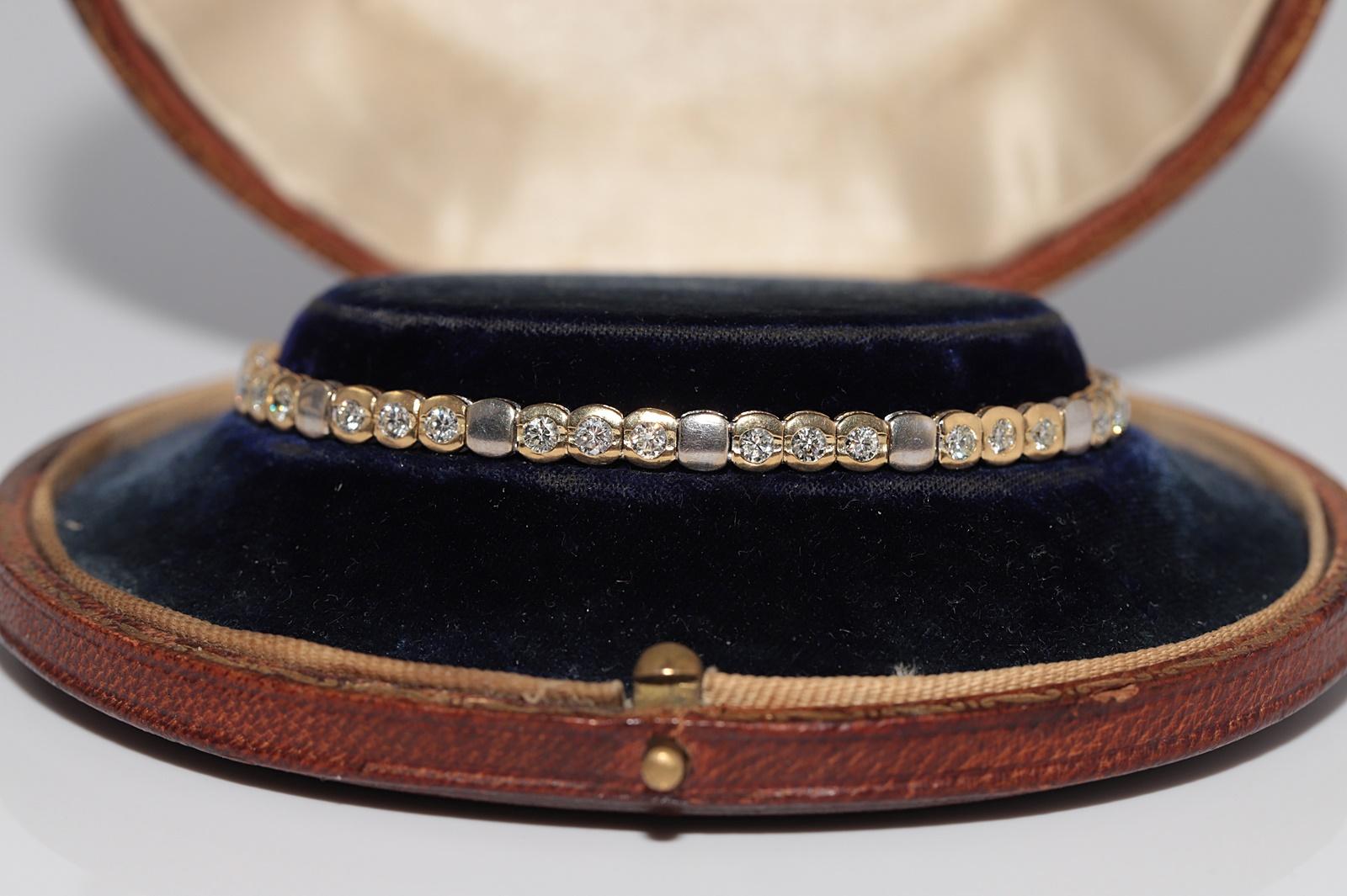 In sehr gutem Zustand.
Das Gesamtgewicht beträgt 13.2 Gramm.
Insgesamt ist der Diamant 2 ct.
Der Diamant hat die Farbe G-H und die Reinheit vvs-vs-s1.
Die Gesamtlänge des Armbands beträgt 19 cm.
Die Schachtel ist nicht enthalten.
Bitte kontaktieren