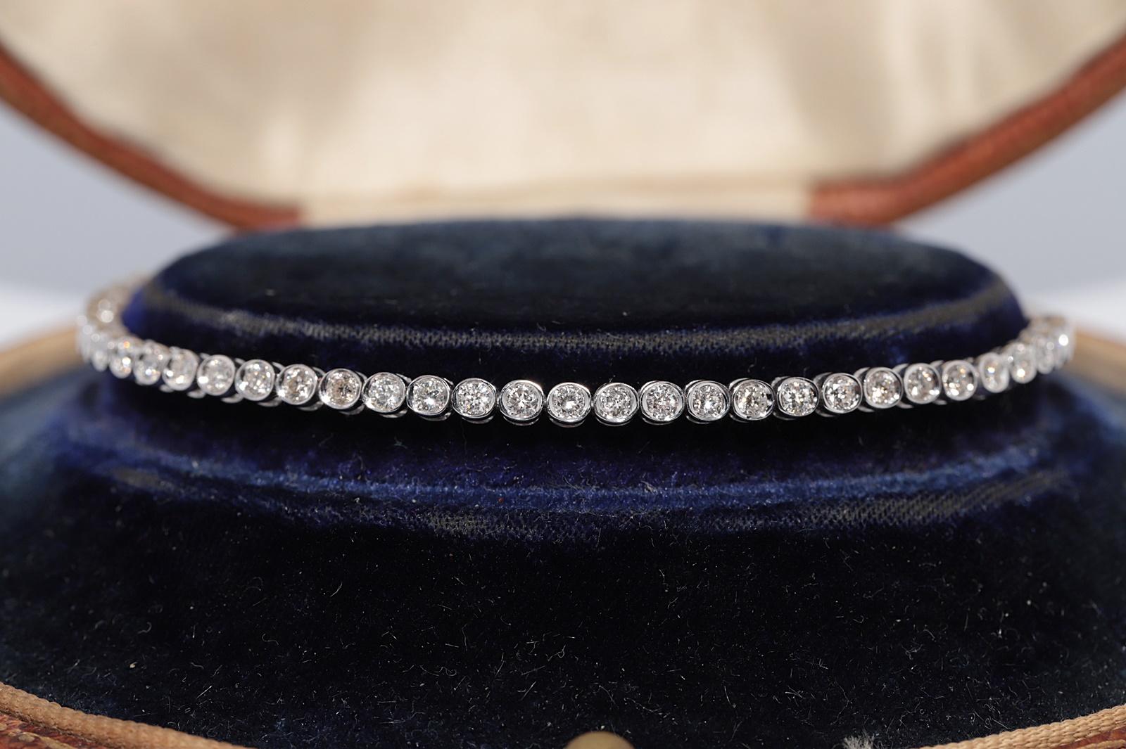 
In ottime condizioni.
Il peso totale è di 7,8 grammi.
Totalmente è un diamante di 1,55 ct.
Il diamante ha colore G-H e purezza vvs1-vs1.
La lunghezza totale del bracciale è di 18 cm.
La scatola non è inclusa.
Per qualsiasi domanda, contattaci.
