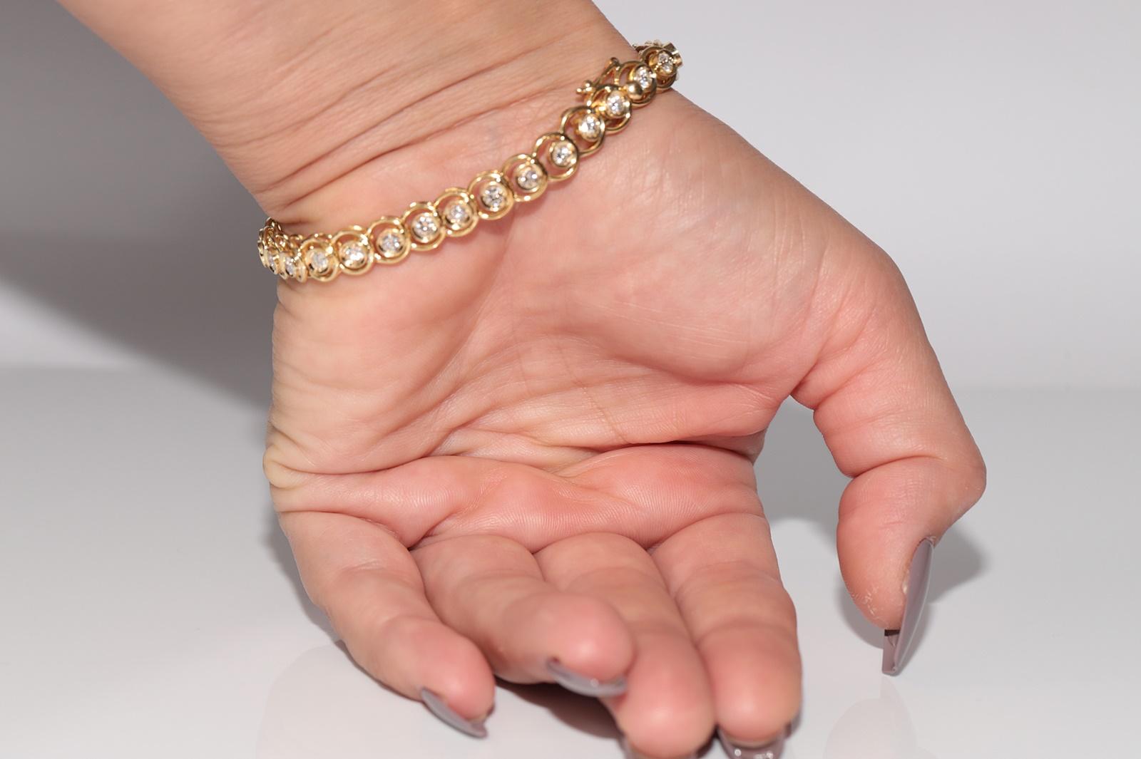 Bracciale da tennis decorato con diamanti naturali in oro 18 ct. d'epoca CIRCA 1980 in vendita 14