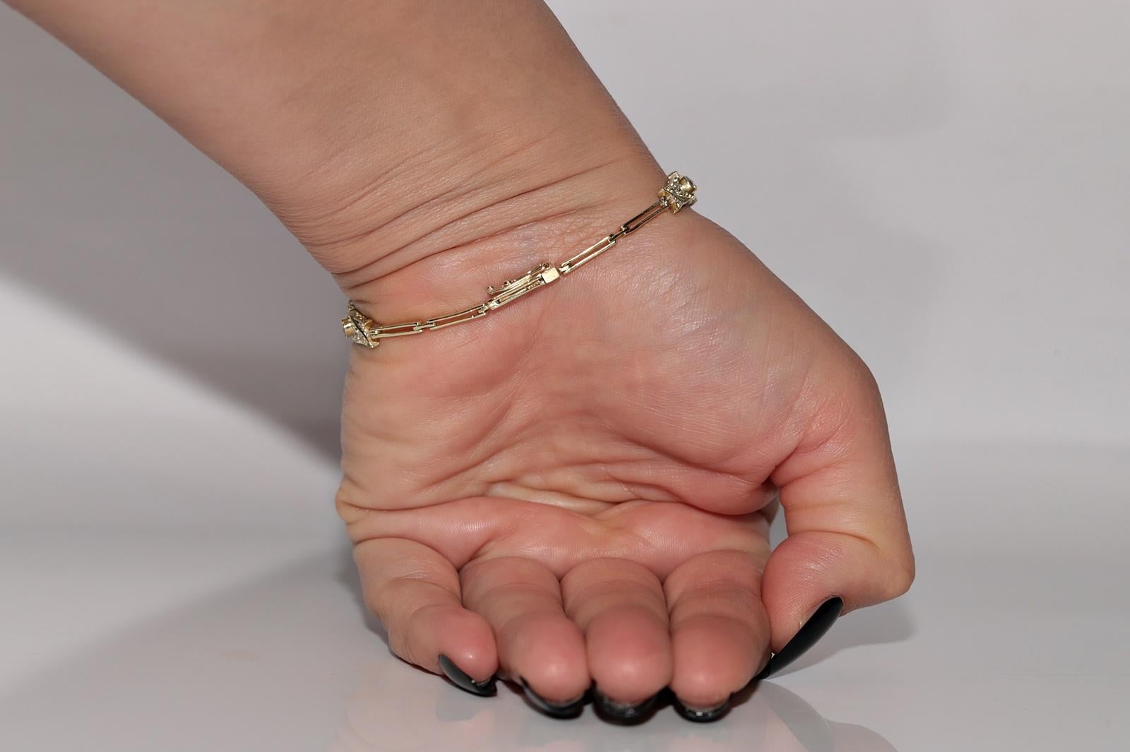 Vintage Circa 1980er Jahre 18k Gold Natürliches Diamant-Tennisarmband mit Dekoration im Angebot 14