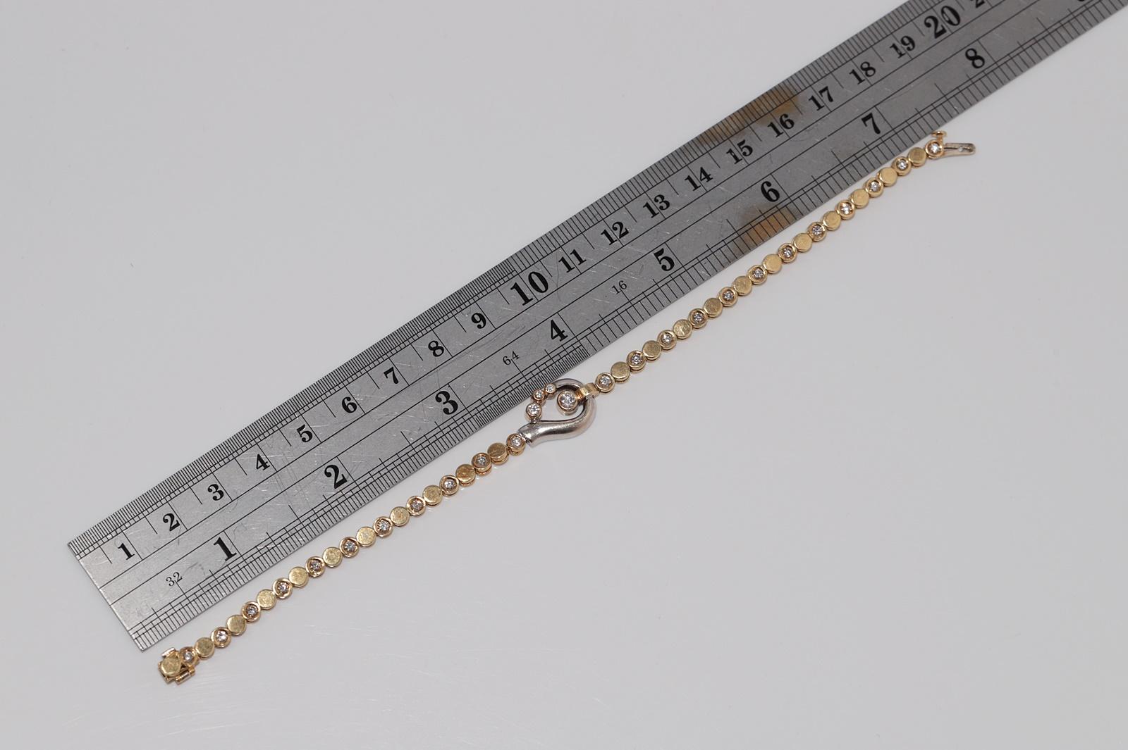 Vintage Circa 1980er Jahre 18k Gold Natürliches Diamant-Tennisarmband mit Dekoration im Angebot 14
