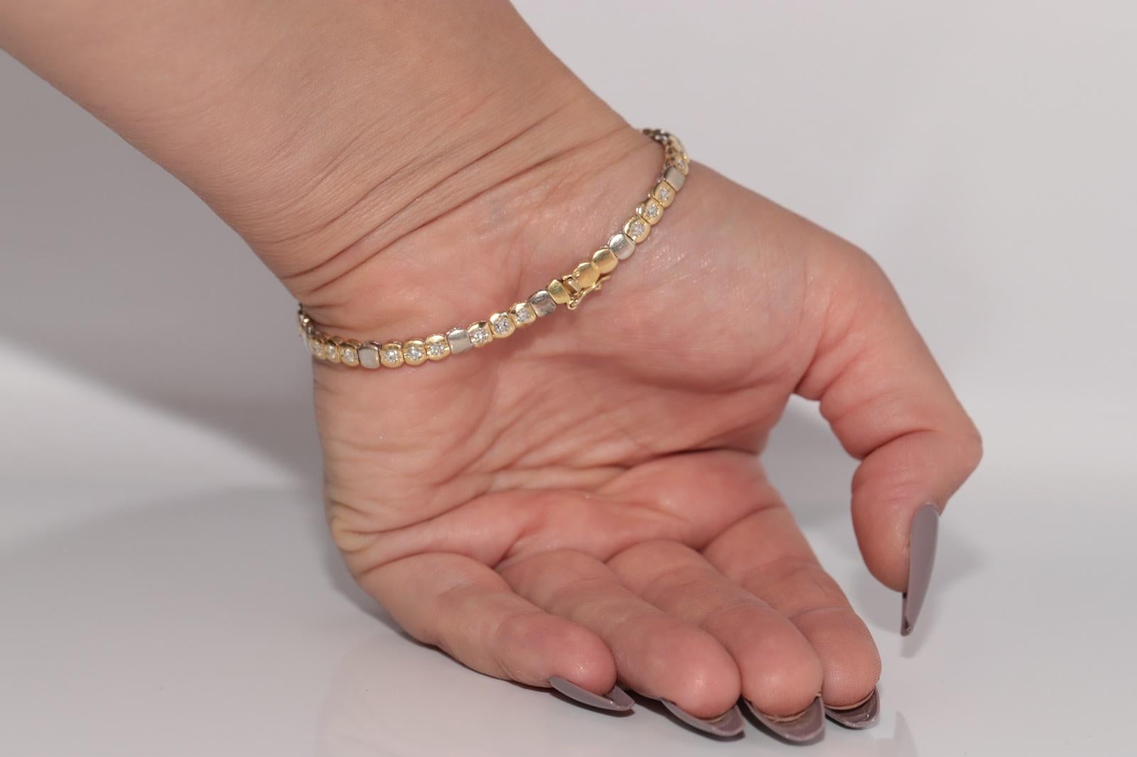 Vintage Circa 1980er Jahre 18k Gold Natürliches Diamant-Tennisarmband mit Dekoration im Angebot 14