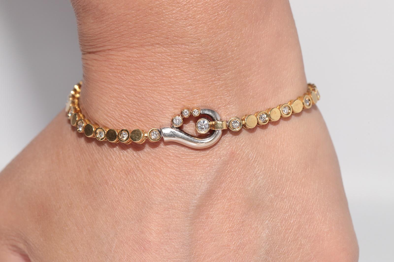 Vintage Circa 1980er Jahre 18k Gold Natürliches Diamant-Tennisarmband mit Dekoration (Brillantschliff) im Angebot