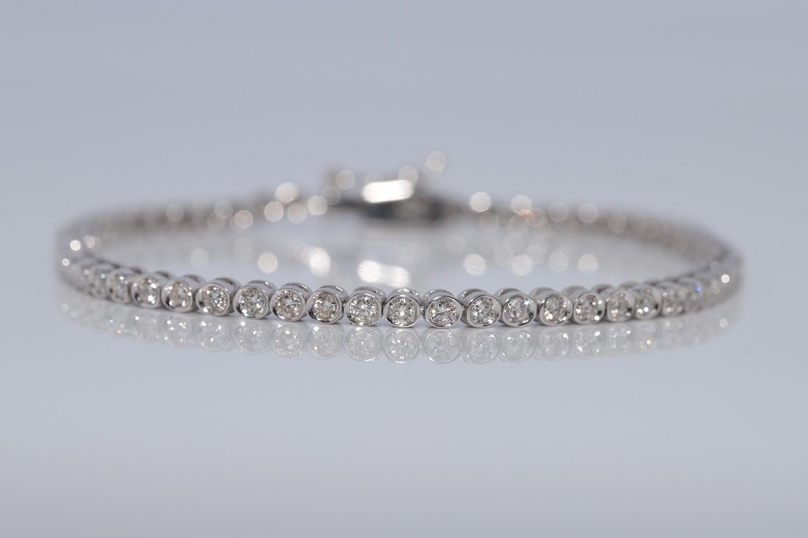 Taglio brillante Bracciale da tennis decorato con diamanti naturali in oro 18 ct. d'epoca CIRCA 1980 in vendita