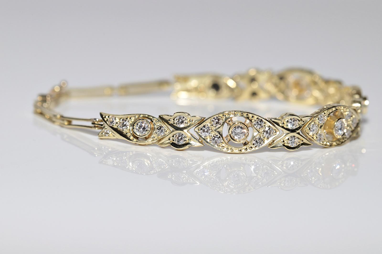 Vintage Circa 1980er Jahre 18k Gold Natürliches Diamant-Tennisarmband mit Dekoration im Angebot 1