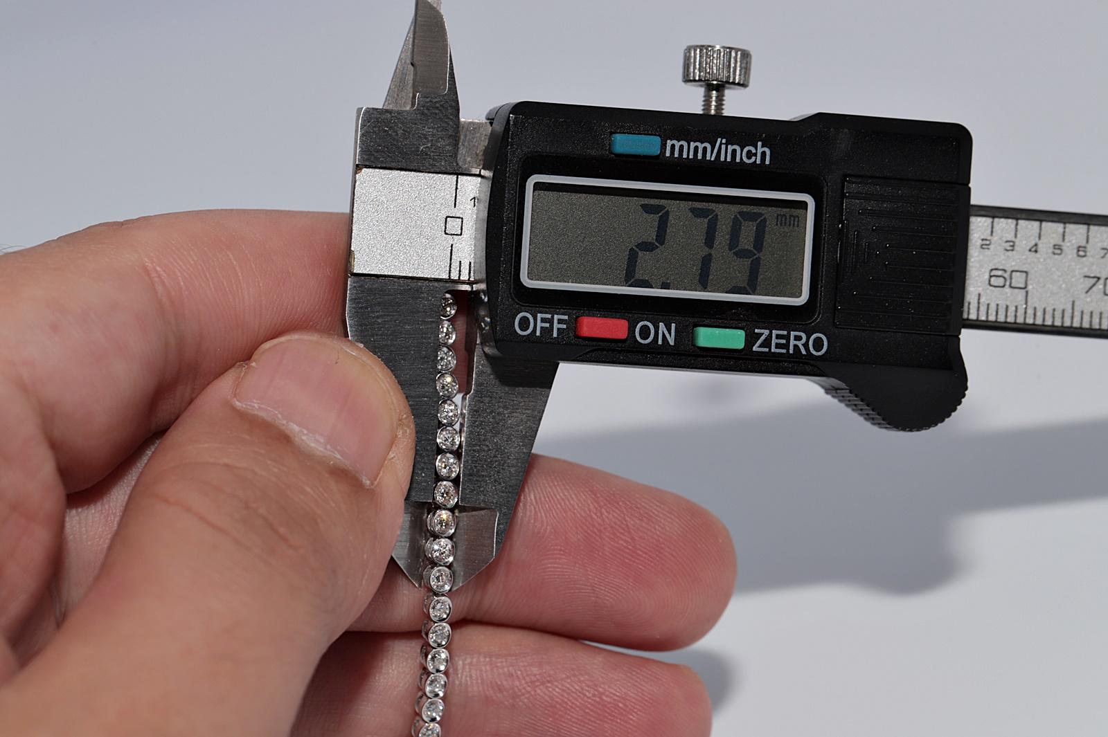 Bracciale da tennis decorato con diamanti naturali in oro 18 ct. d'epoca CIRCA 1980 in vendita 1