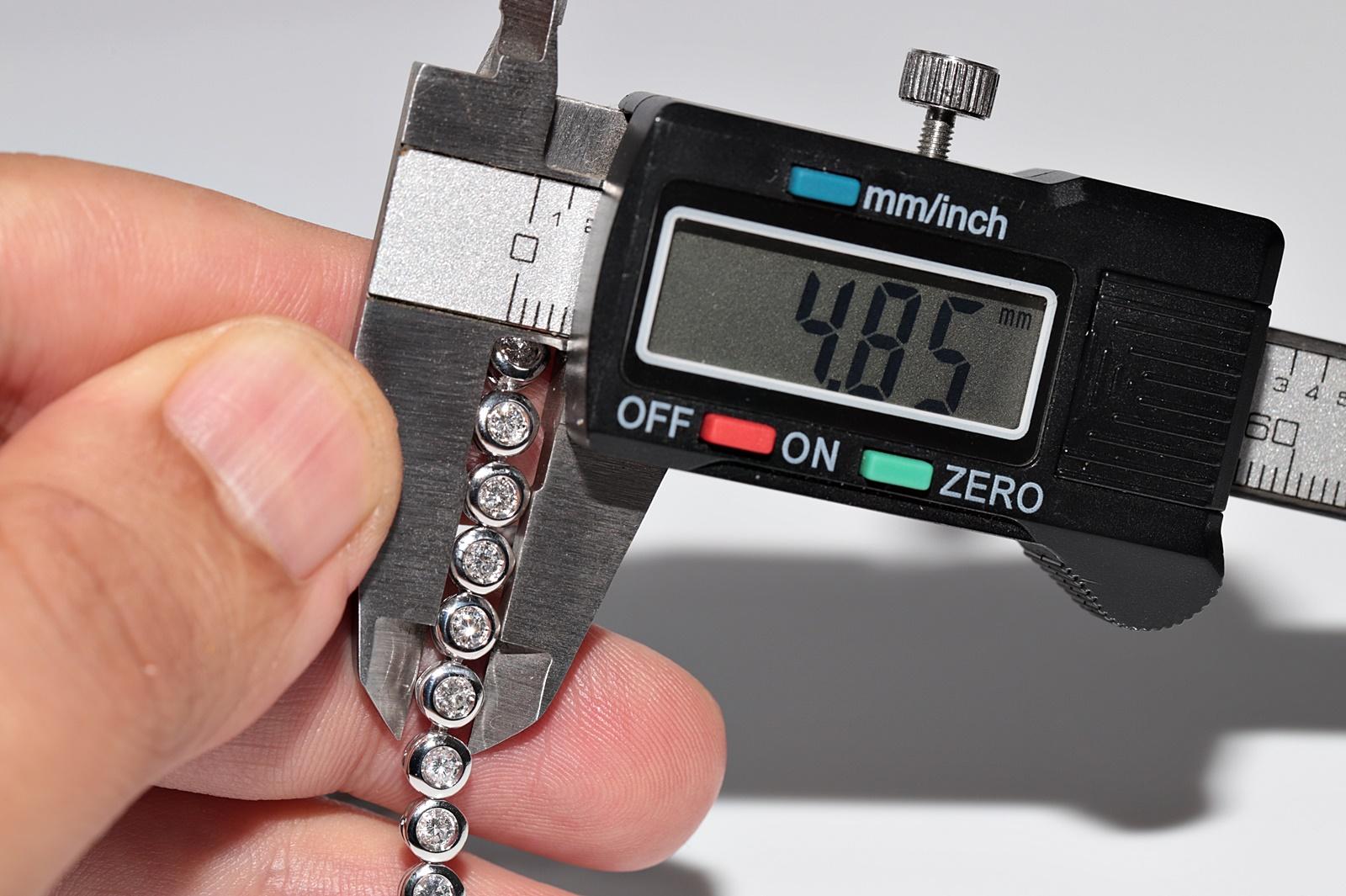 Bracciale da tennis decorato con diamanti naturali in oro 18 ct. d'epoca CIRCA 1980 in vendita 1