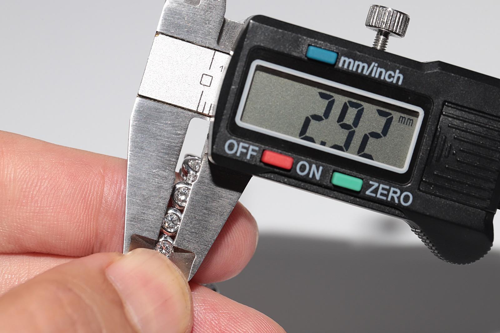 Bracciale da tennis decorato con diamanti naturali in oro 18 ct. d'epoca CIRCA 1980 in vendita 2