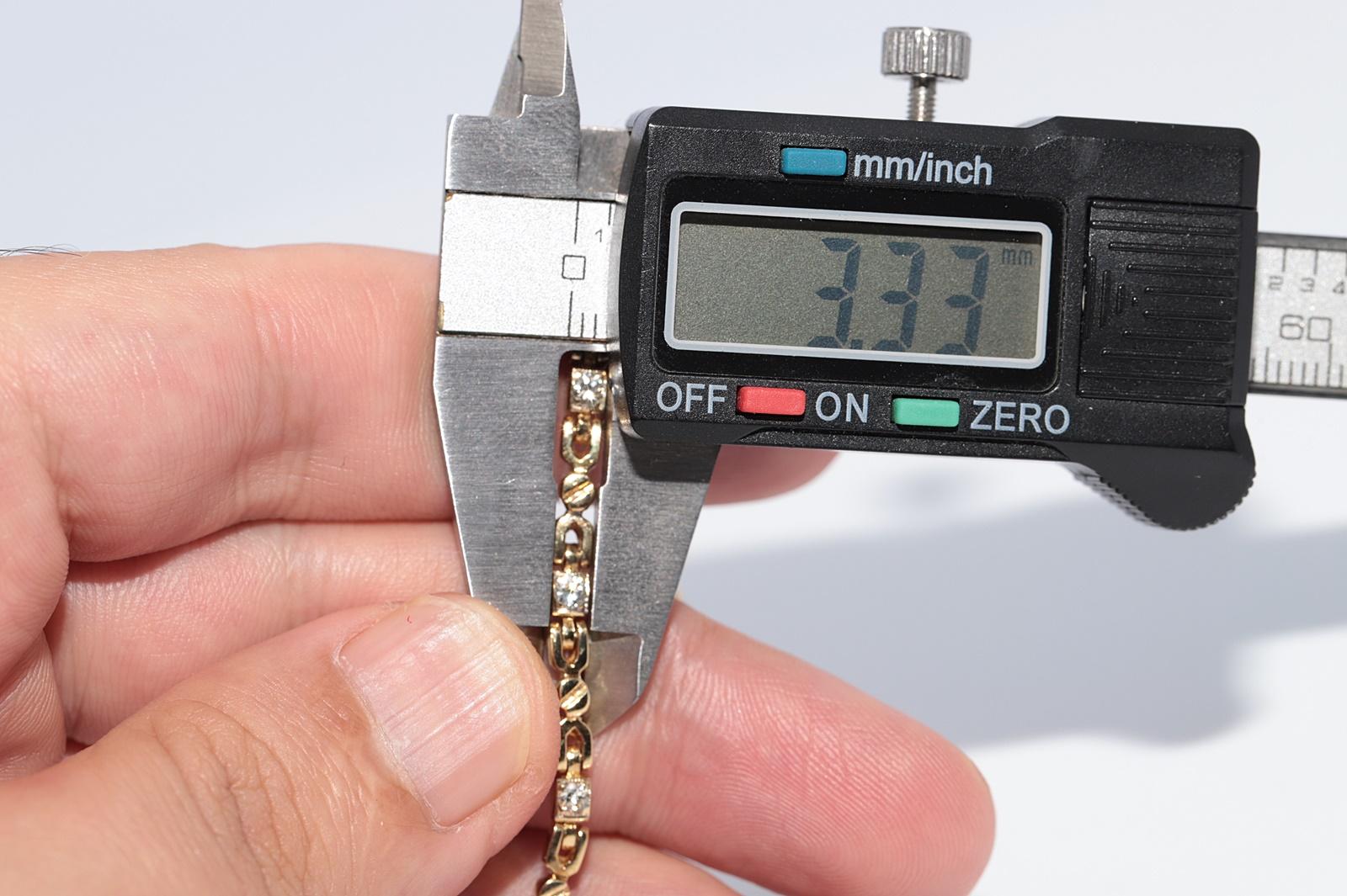 Bracciale da tennis decorato con diamanti naturali in oro 18 ct. d'epoca CIRCA 1980 in vendita 3