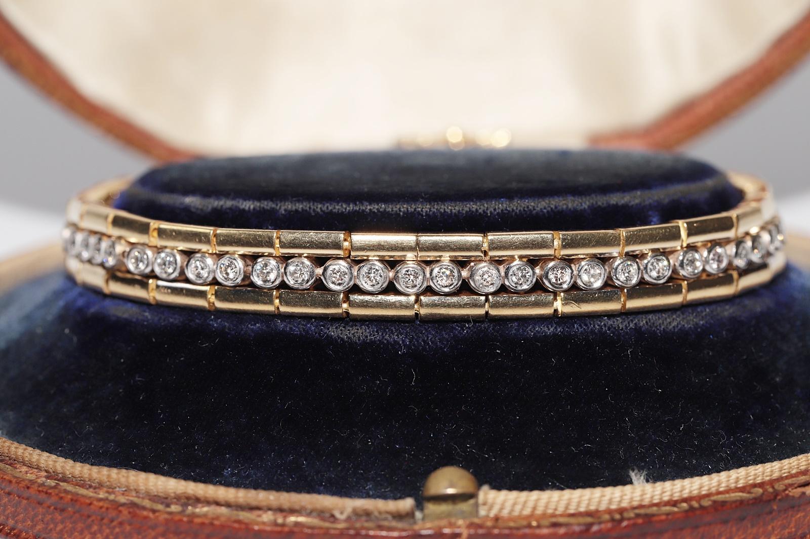 In very good condition.
Total weight is 37.4 grams.
Totally is diamond 1.80 ct.
The diamond is has G-H color and vvs-vs clarity.
Total lenght is bracelet 18.5 cm.
Box is not included.
Please contact for any questions.