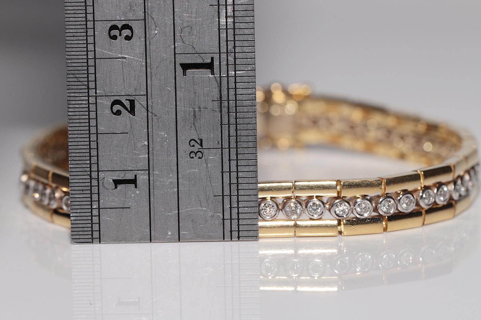 Vintage Circa 1980s 18k Gold Natural Diamond Decorated Tennis Strong Bracelet In Good Condition For Sale In Fatih/İstanbul, 34