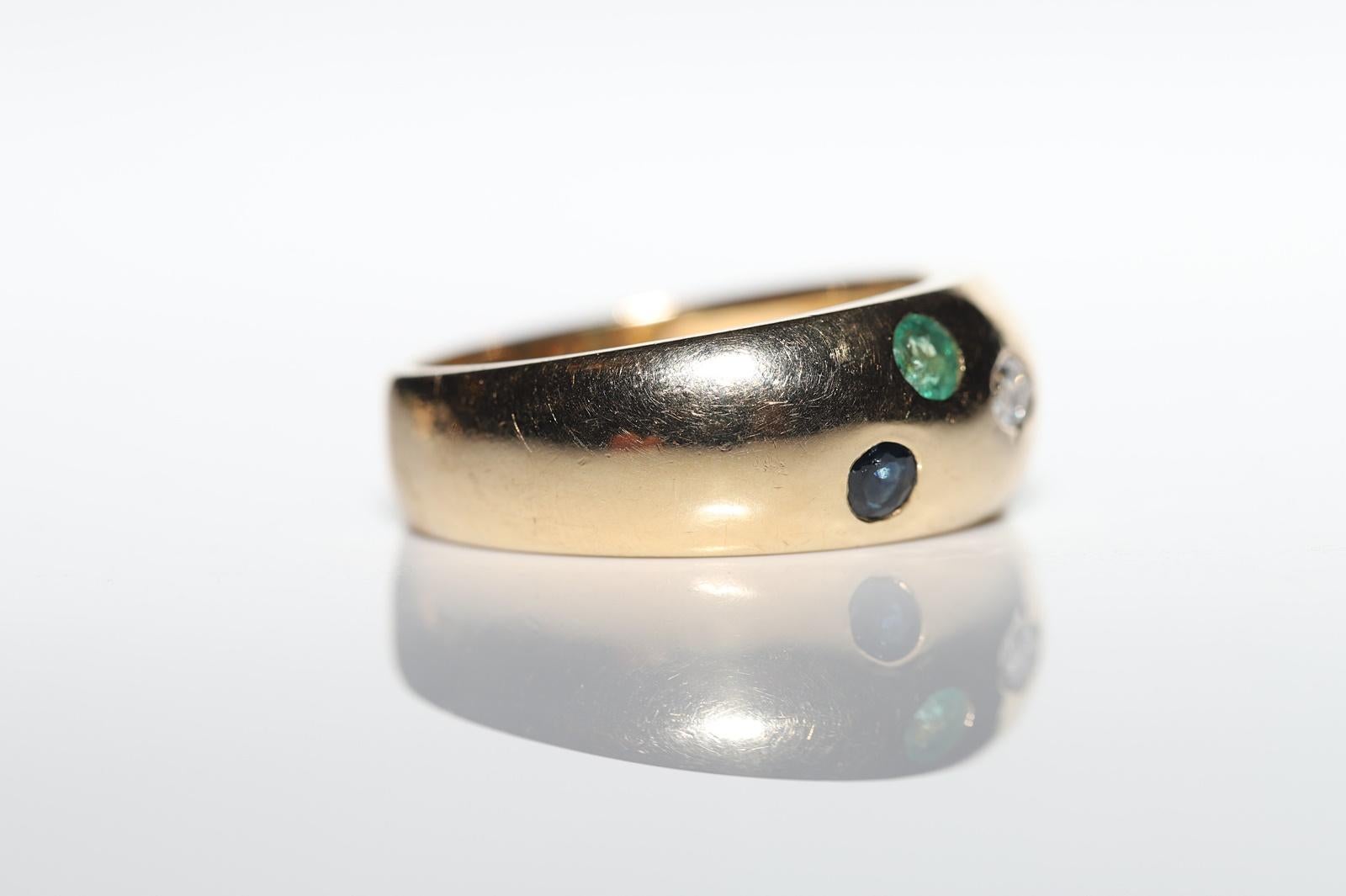 Vintage Circa 1980er Jahre 18k Gold Natürlicher Diamant Smaragd Saphir Rubin Band Ring  (Ovalschliff) im Angebot