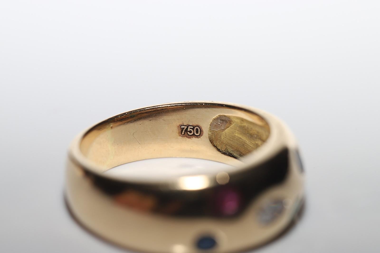 Vintage Circa 1980er Jahre 18k Gold Natürlicher Diamant Smaragd Saphir Rubin Band Ring  im Angebot 1