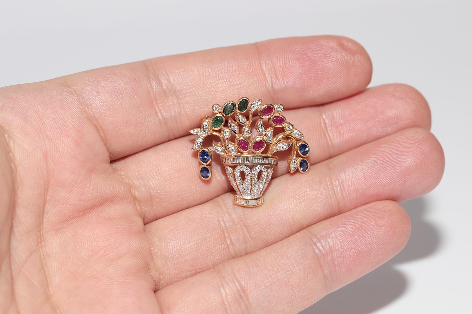 Vintage Circa 1980s 18k Gold Natural Diamond Emerald Sapphire Ruby Brooch In Good Condition For Sale In Fatih/İstanbul, 34