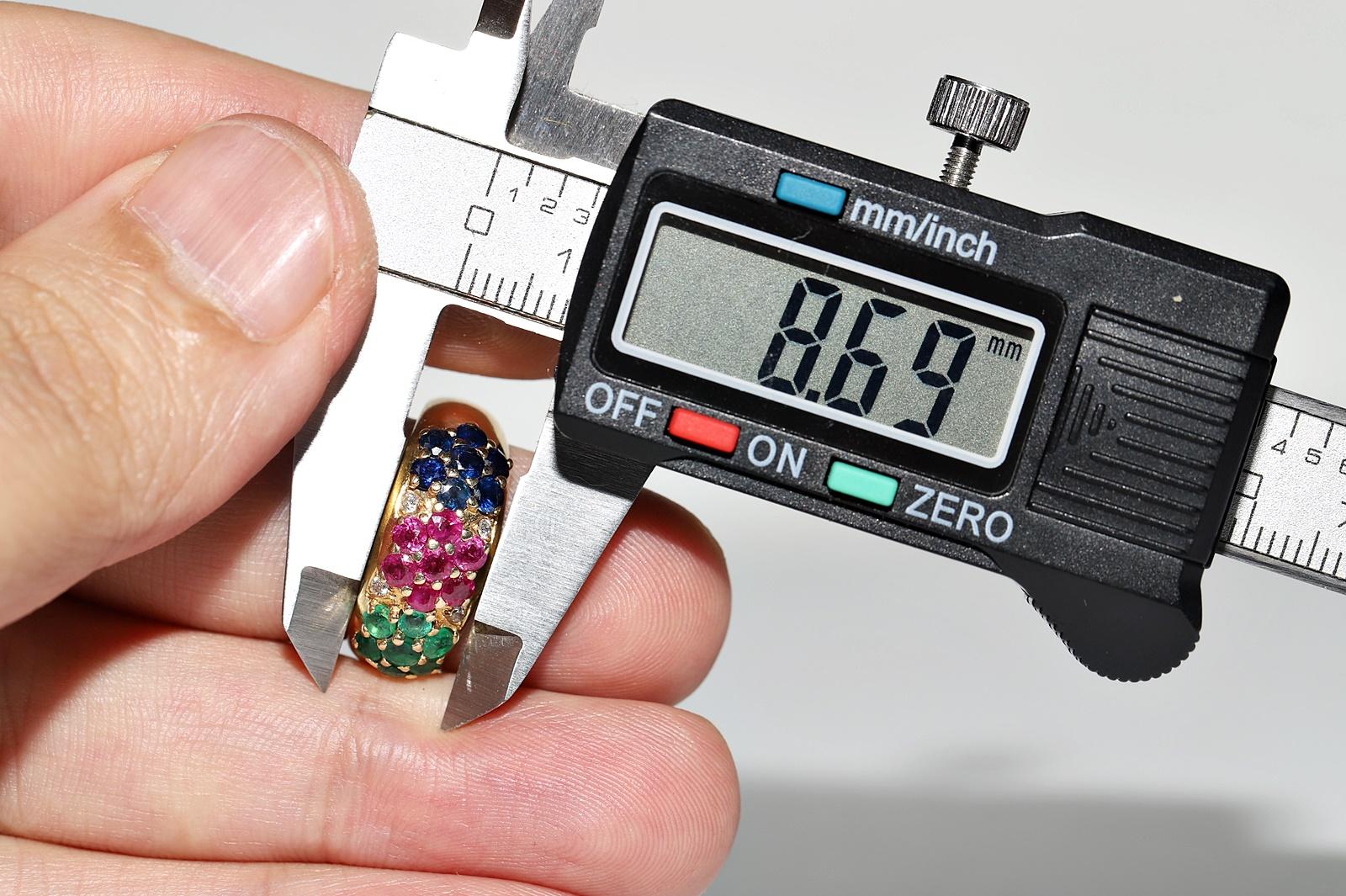 Vintage Circa 1980er Jahre 18k Gold Natürlicher Diamant Smaragd Saphir Rubin Ring im Angebot 9