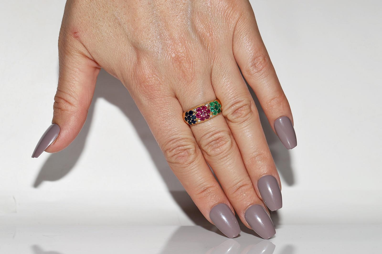 In sehr gutem Zustand.
Das Gesamtgewicht beträgt 5,4 Gramm.
Insgesamt ist Diamant 0,08 ct.
Der Diamant hat die Farbe H und die Reinheit vvs-vs.
Insgesamt ist Saphir Smaragd und Rubin 1.40 ct.
Ringgröße ist US 8 
Wir können jede Größe herstellen.
Die