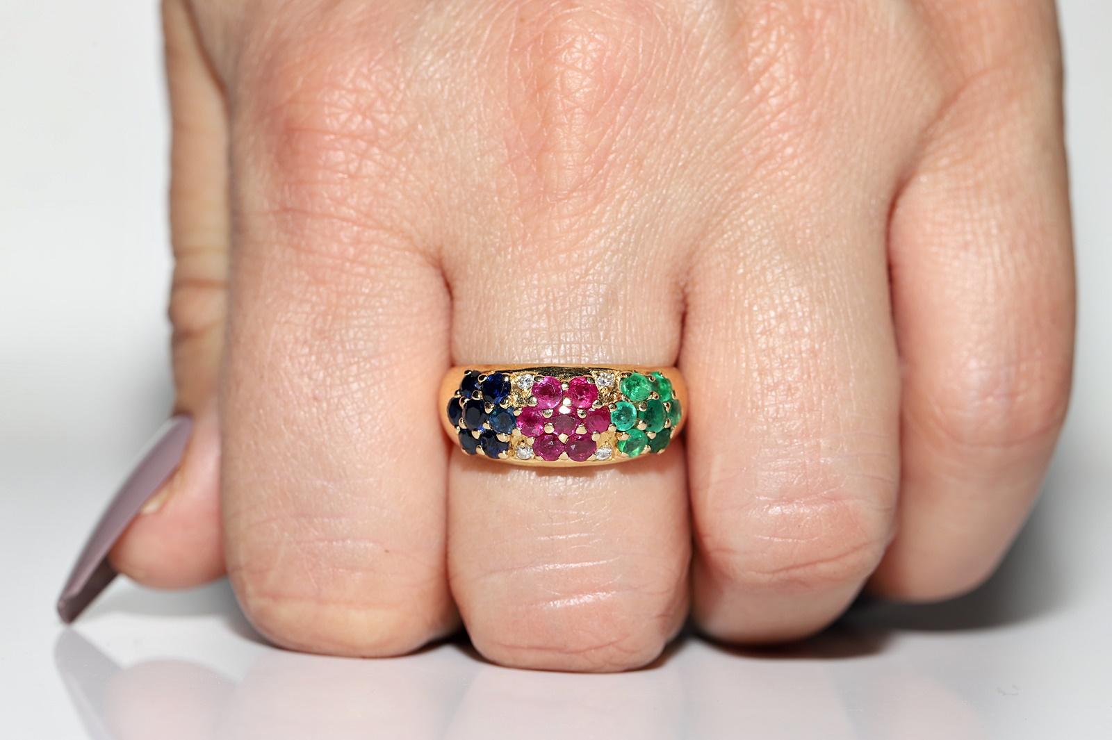 Anillo Vintage Circa 1980s Oro 18k Diamante Natural Esmeralda Zafiro Rubí Retro en venta