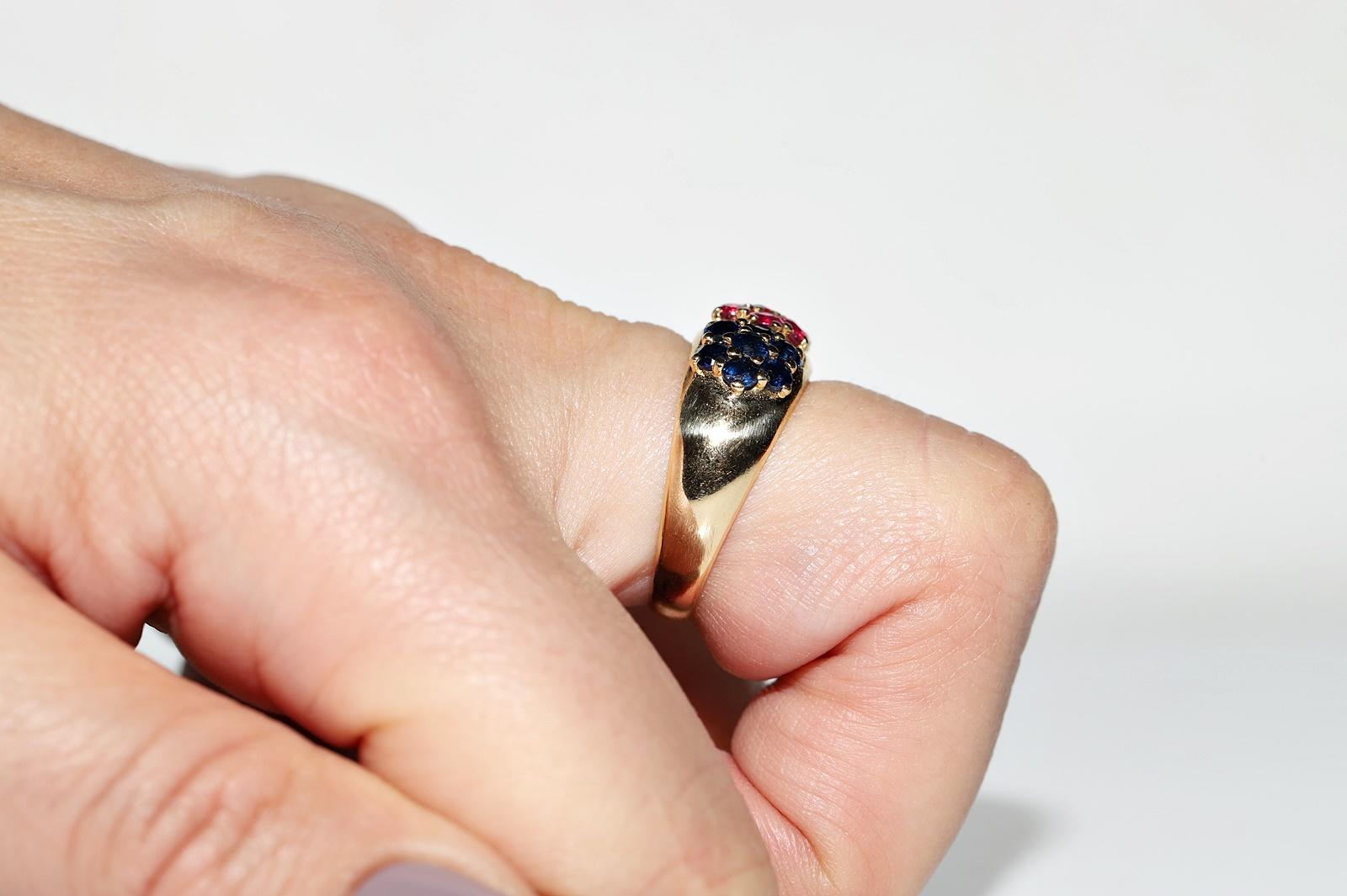 Vintage Circa 1980er Jahre 18k Gold Natürlicher Diamant Smaragd Saphir Rubin Ring (Brillantschliff) im Angebot