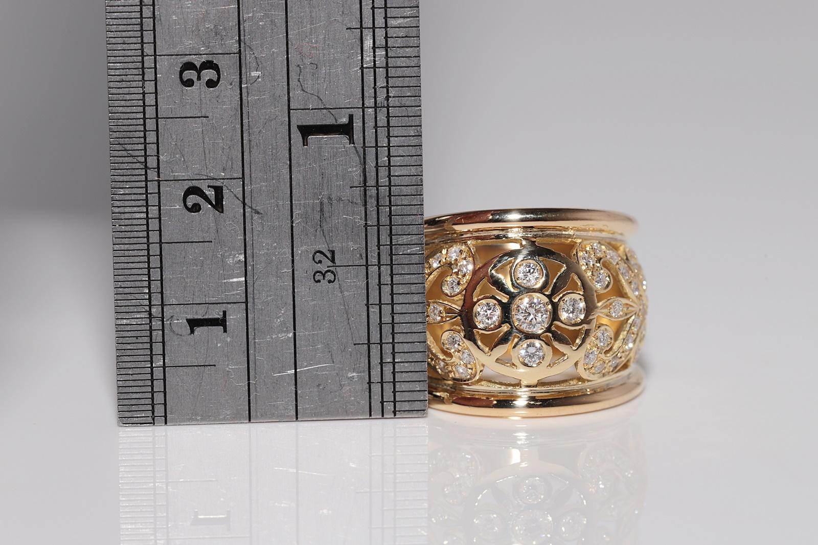 Vintage Circa 1980s 18k Gold Natural Diamond Flowers Design Strong Ring For Sale 4