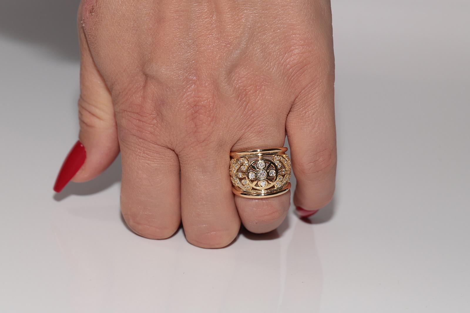 Vintage Circa 1980s 18k Gold Natural Diamond Flowers Design Strong Ring For Sale 9