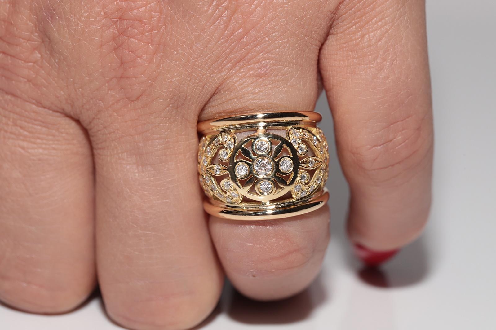 Vintage Circa 1980s 18k Gold Natural Diamond Flowers Design Strong Ring For Sale 10