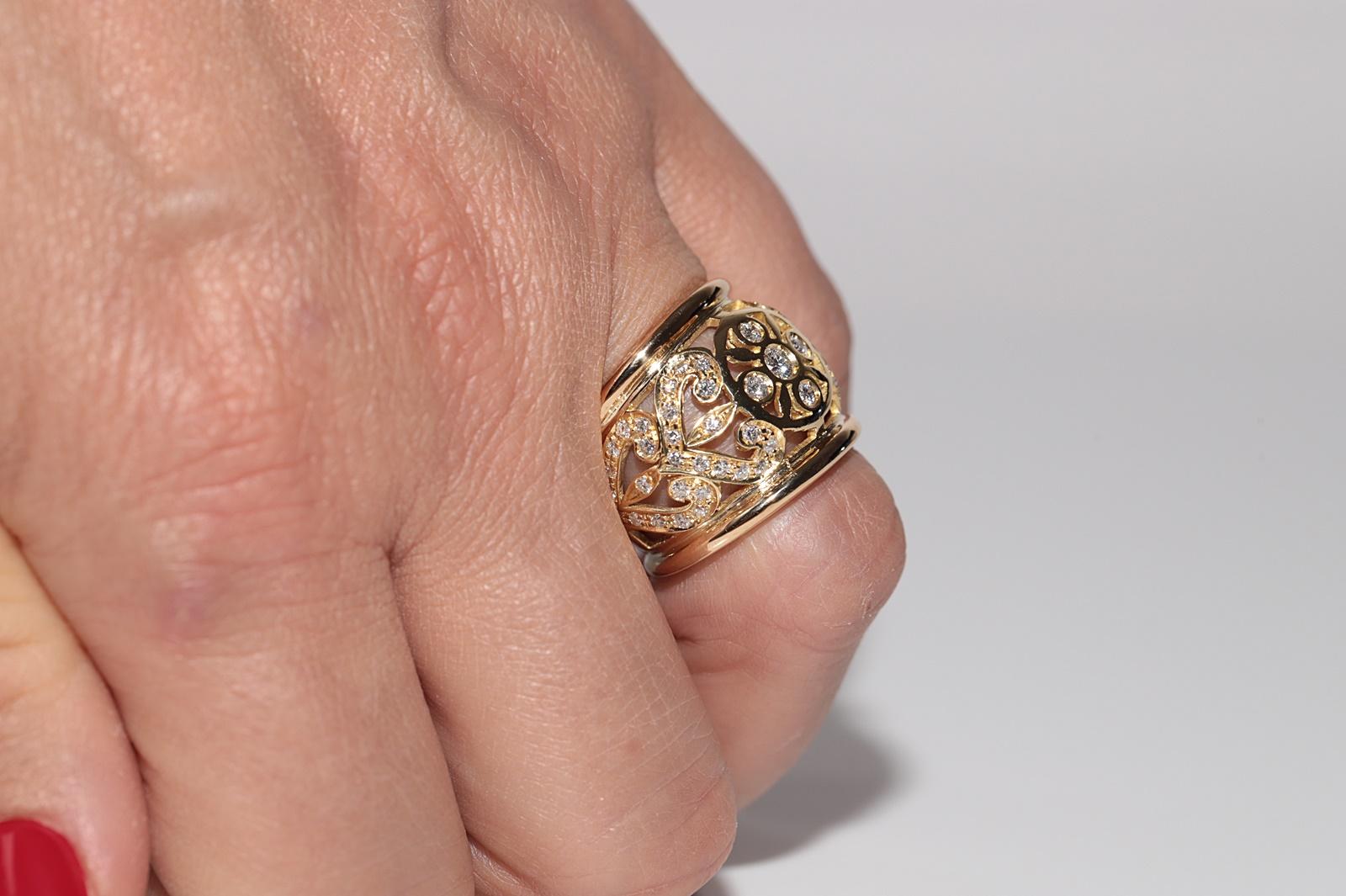 Vintage Circa 1980s 18k Gold Natural Diamond Flowers Design Strong Ring For Sale 11