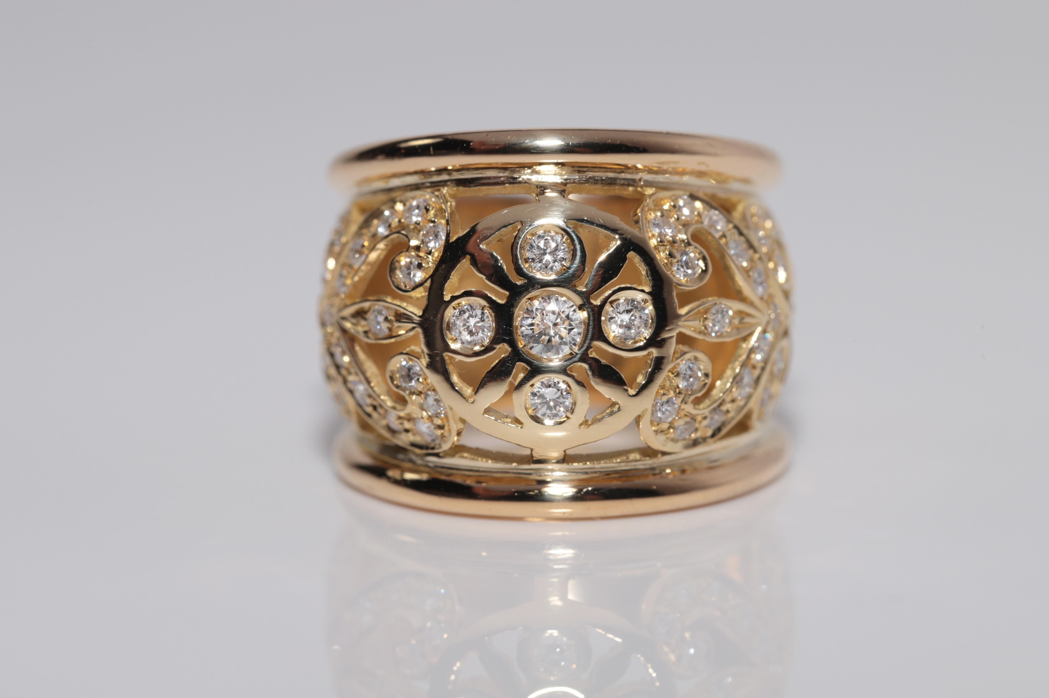 Retro Vintage Circa 1980s 18k Gold Natural Diamond Flowers Design Strong Ring For Sale