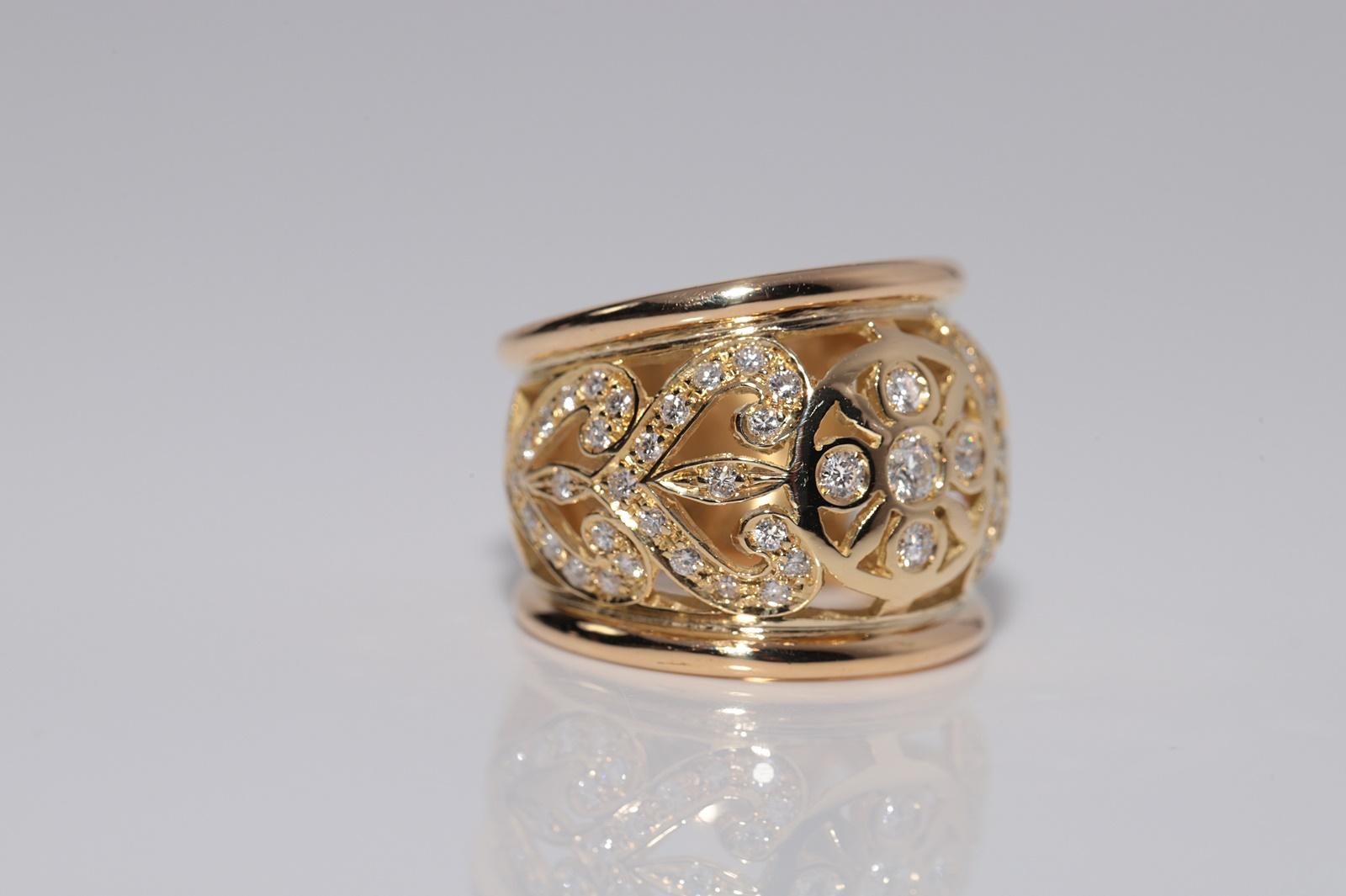 Brilliant Cut Vintage Circa 1980s 18k Gold Natural Diamond Flowers Design Strong Ring For Sale