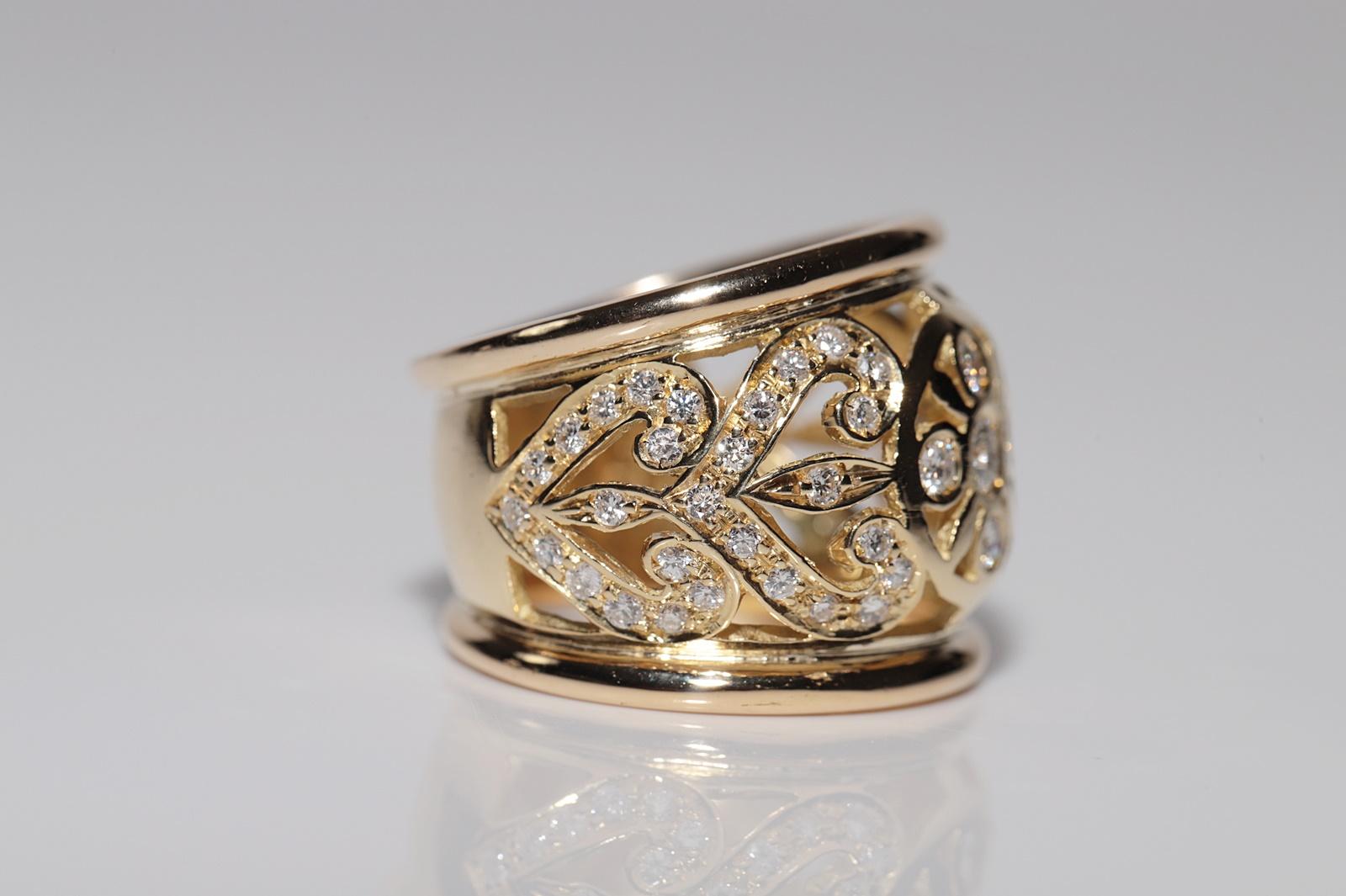 Vintage Circa 1980s 18k Gold Natural Diamond Flowers Design Strong Ring In Good Condition For Sale In Fatih/İstanbul, 34