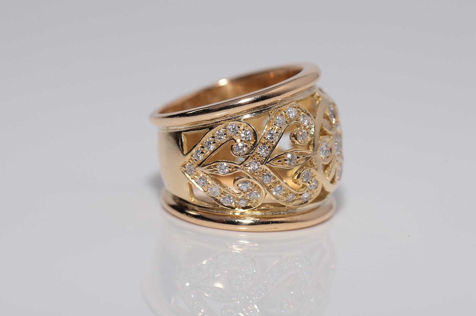 Women's Vintage Circa 1980s 18k Gold Natural Diamond Flowers Design Strong Ring For Sale