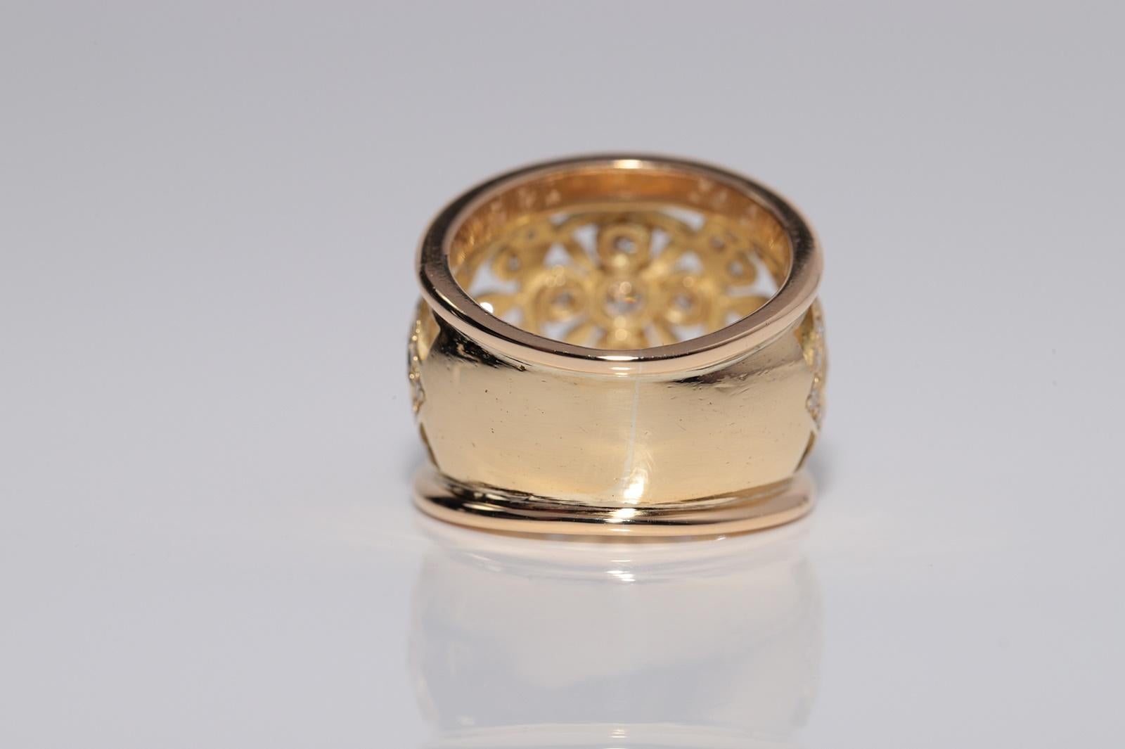 Vintage Circa 1980s 18k Gold Natural Diamond Flowers Design Strong Ring For Sale 1