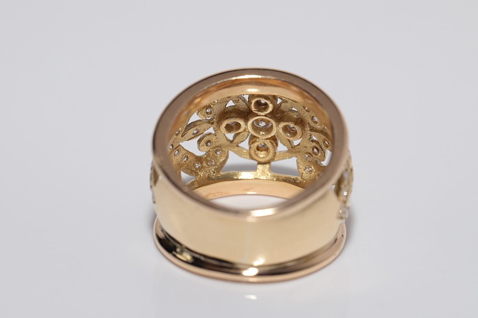 Vintage Circa 1980s 18k Gold Natural Diamond Flowers Design Strong Ring For Sale 2