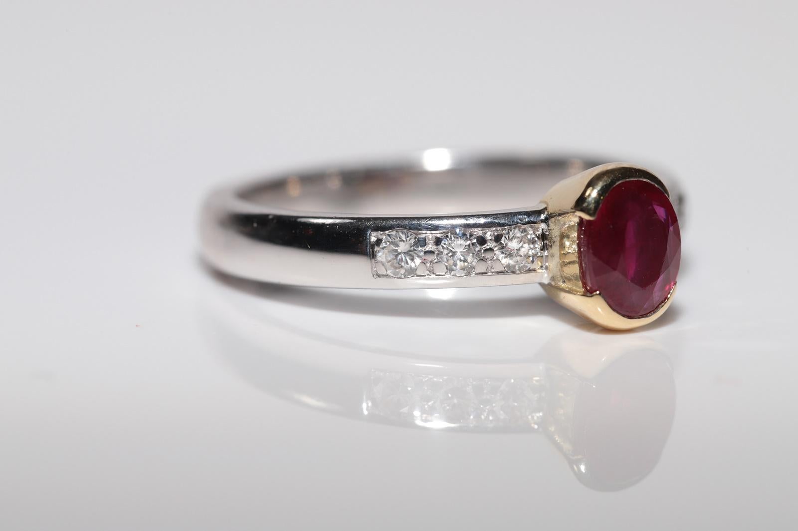 Anillo Vintage Circa 1980s Oro 18k Diamante Natural Corte Oval Rubí Decorado en venta 3