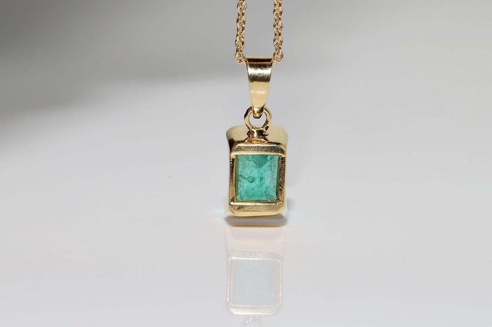 Vintage Circa 1980s 18k Gold Natural Emerald Solitaire Pendant Necklace For Sale 4