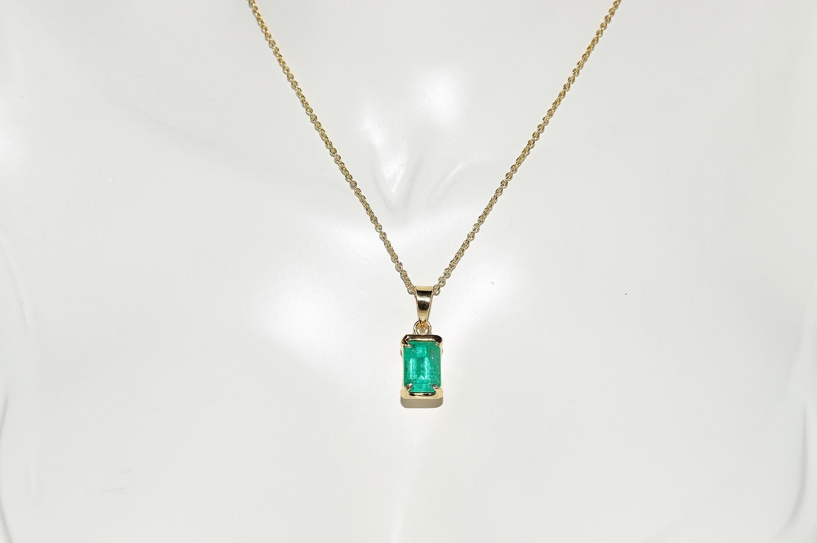 Retro Vintage Circa 1980s 18k Gold Natural Emerald Solitaire Pendant Necklace For Sale