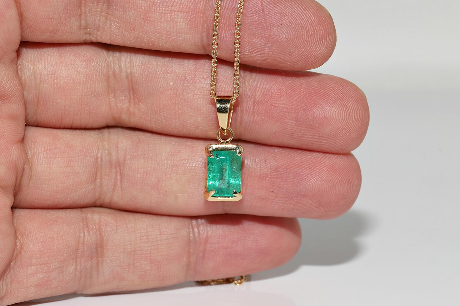 Vintage Circa 1980s 18k Gold Natural Emerald Solitaire Pendant Necklace In Good Condition For Sale In Fatih/İstanbul, 34