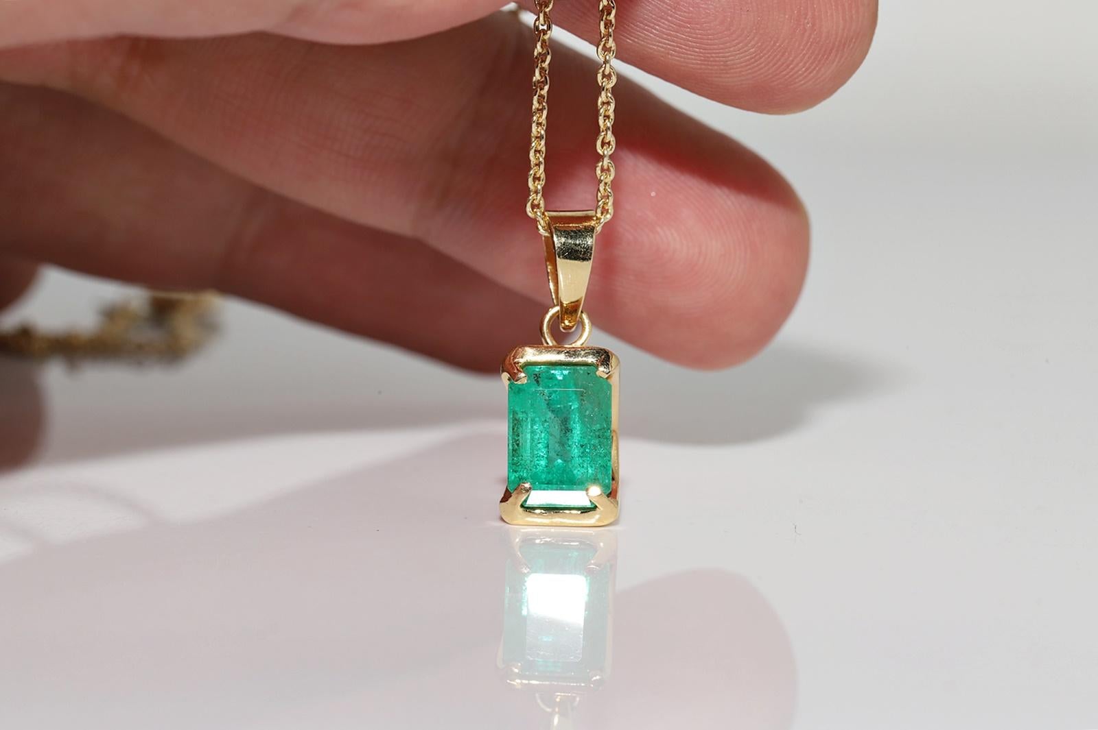 Women's Vintage Circa 1980s 18k Gold Natural Emerald Solitaire Pendant Necklace For Sale