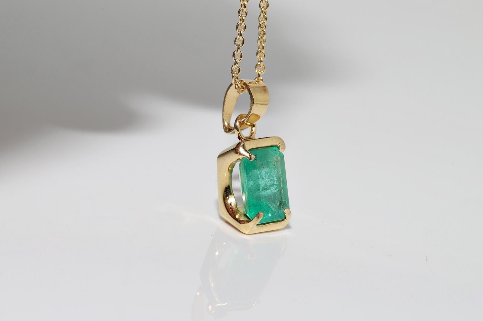 Vintage Circa 1980s 18k Gold Natural Emerald Solitaire Pendant Necklace For Sale 1