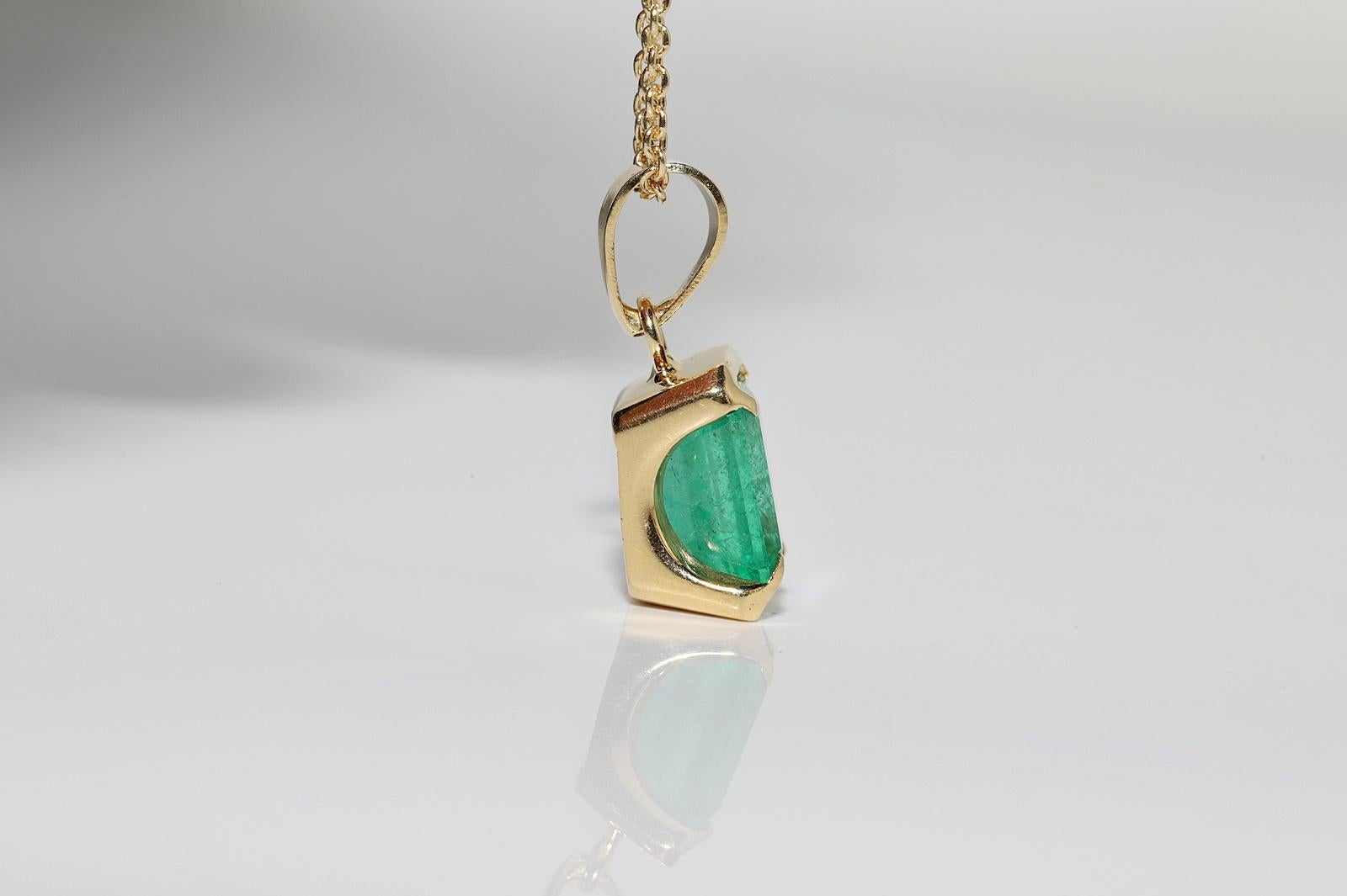 Vintage Circa 1980s 18k Gold Natural Emerald Solitaire Pendant Necklace For Sale 2