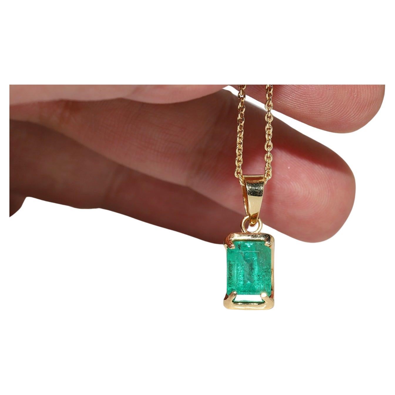 Vintage Circa 1980s 18k Gold Natural Emerald Solitaire Pendant Necklace For Sale