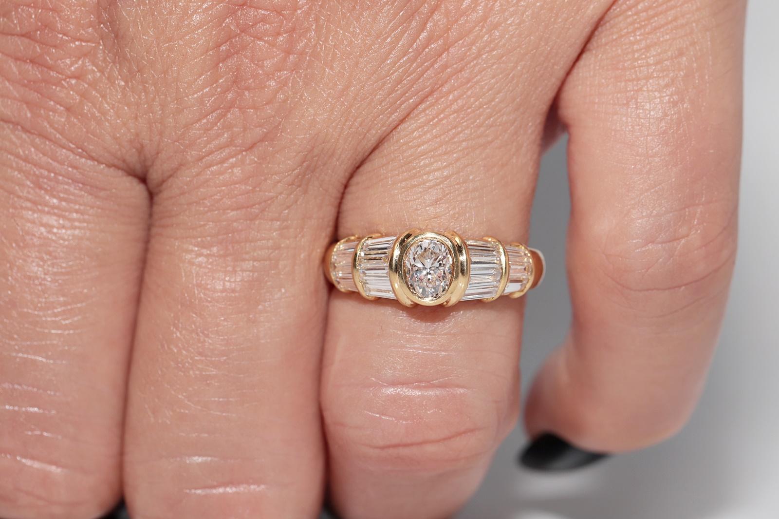 Anello con diamante naturale taglio ovale e taglio baguette in oro 18 carati, vintage, anni '80 circa in vendita 9