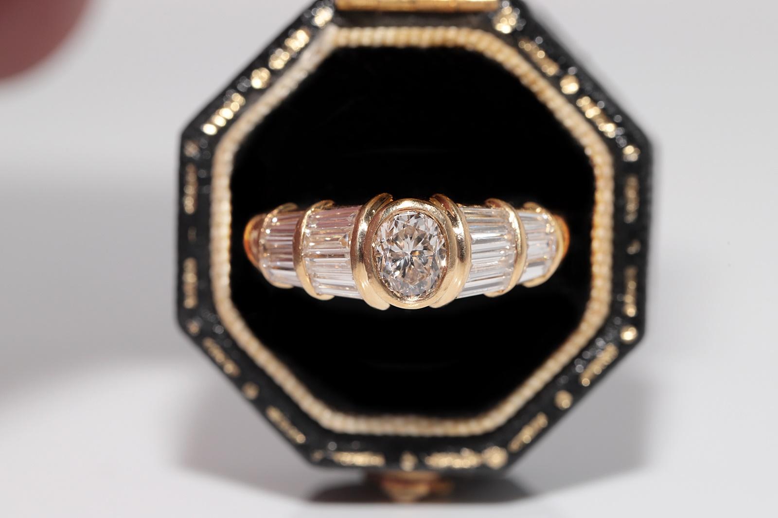 In ottime condizioni.
Il peso totale è di 3,7 grammi.
Il diamante principale è di taglio ovale da 0,50 carati.
Totalmente è un taglio baguette laterale diaimodn 0,65 ct.
Il diamante ha un colore geralmente F-G e una purezza vvs1-vs1.
La misura