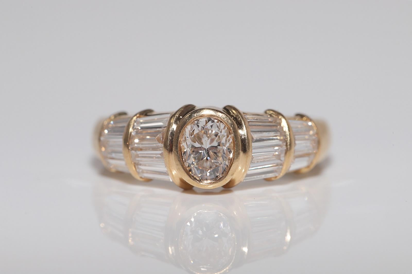 Taglio ovale Anello con diamante naturale taglio ovale e taglio baguette in oro 18 carati, vintage, anni '80 circa in vendita